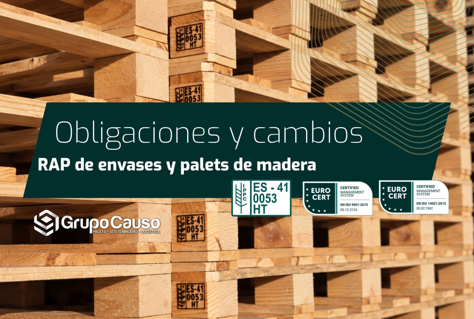 Palets europeos apilados con la marca de tratamiento ES-41-0053 HT, junto al titular del artículo y los certificados ISO de Grupo Causo