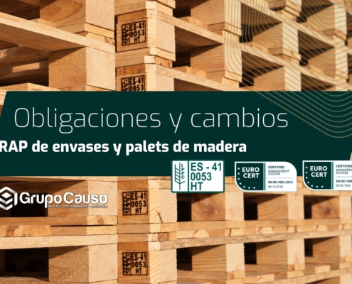 Palets europeos apilados con la marca de tratamiento ES-41-0053 HT, junto al titular del artículo y los certificados ISO de Grupo Causo